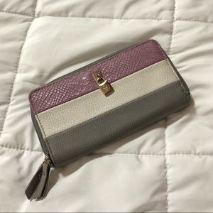 Jessica Simpson wallet